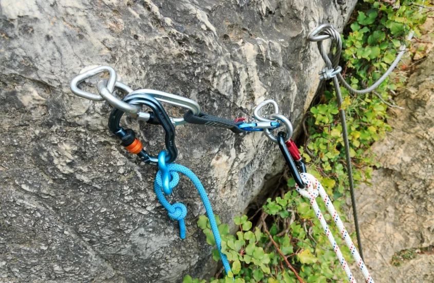 Fist section belay station