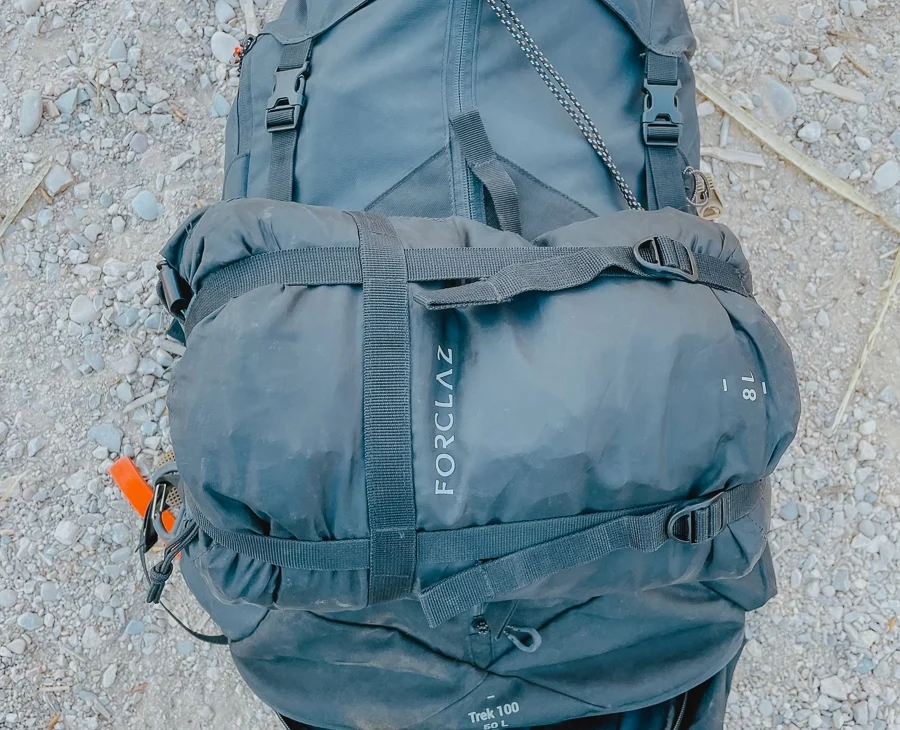 By using the 8L compression sack, it fits more easily into a backpack